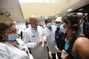 Vicepresidente Borrero vacunó a estudiantes de Guayaquil y entregó ayudas técnicas para personas con discapacidad