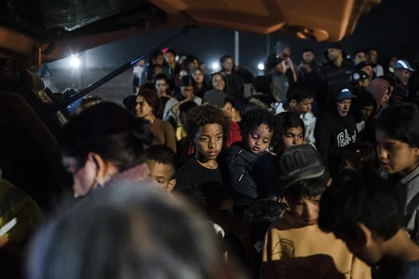 DRAMA. Migrantes permanecen varados en el paso fronterizo Chacalluta.