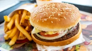 Clienta en Quito rompió récord con 77 pedidos a domicilio de hamburguesa en un año