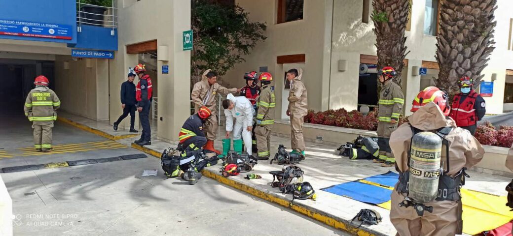 Dos fallecidos y un herido por derrame de químico para lavado en seco dentro de centro comercial en Quito