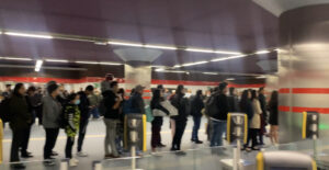 El trayecto del Metro de Quito toma 34 minutos, pero hacer la fila se demora casi una hora