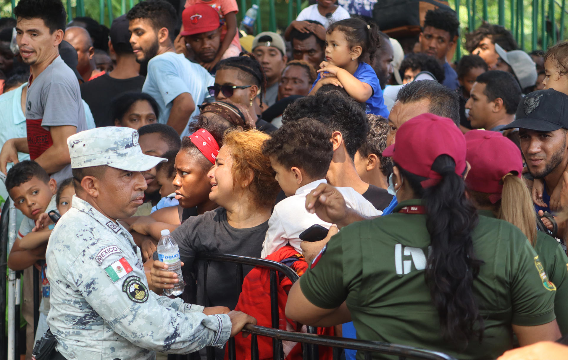 Crisis. Grupo de migrantes hacen fila para tramitar papeles migratorios en Tapachula, Chiapas. EFE