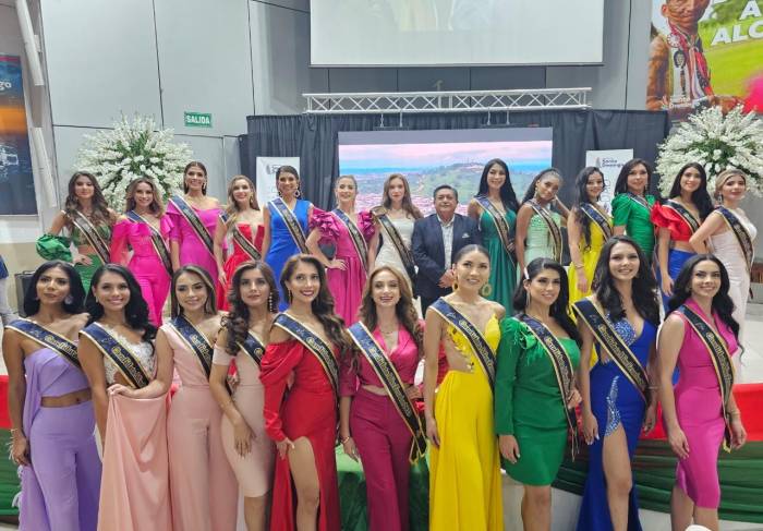 OFICIALIZADAS. Las 23 candidatas recibieron la banda por parte de sus familiares.