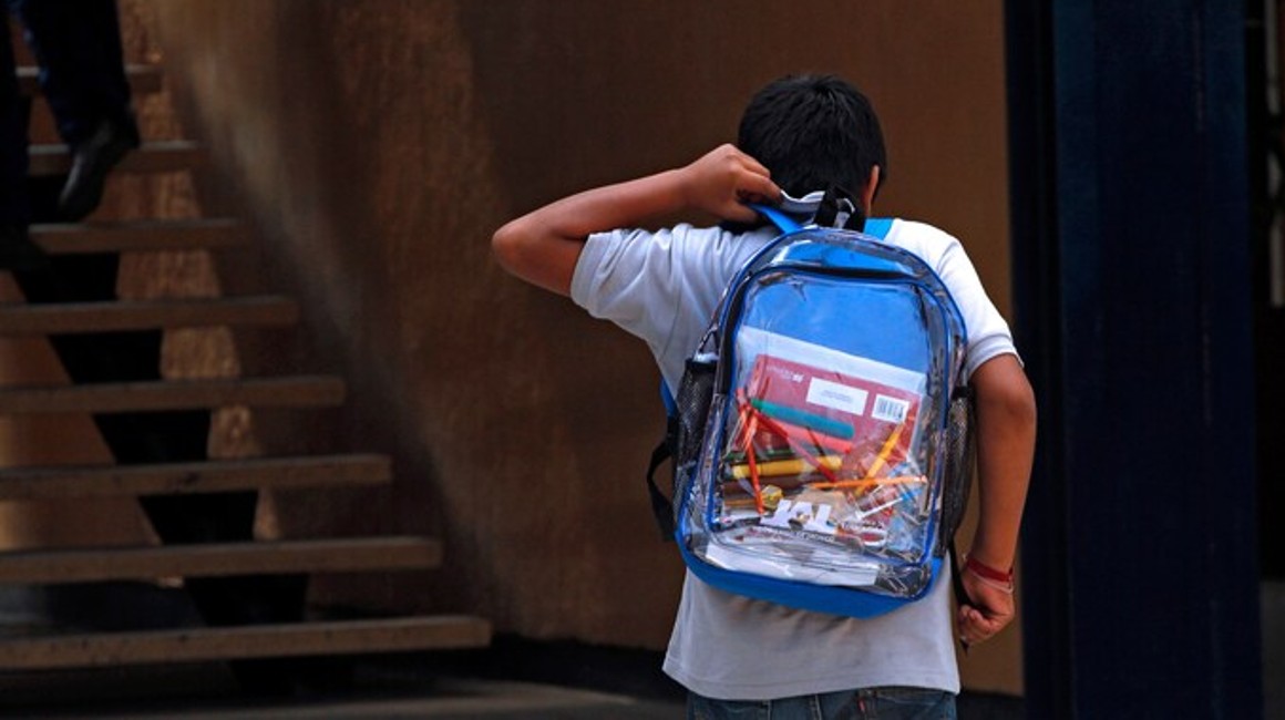HECHO. Cada vez aumenta la exigencia de usar mochilas transparentes en los colegios de EE.UU
