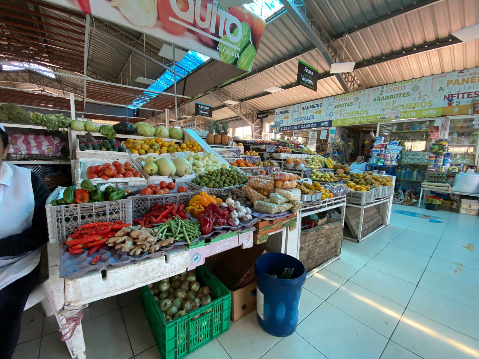 COMERCIO. Vendedores y compradores aseguran que existe escasez de productos y alza de precios que llegan desde los mercados mayoristas.