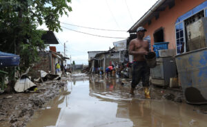 PRIORIDAD. Entrega de ayudas llega a los habitantes de las zonas afectadas. Foto: API