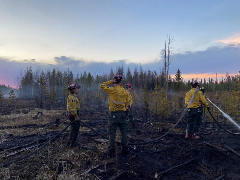 TRAGEDIA. Fotografía cedida por Alberta Wildfire que muestra el combate a los incendios que afectan a Edson, en Alberta, Canadá. EFE