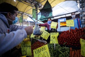 Inflación golpea por quinto mes al consumo en Argentina