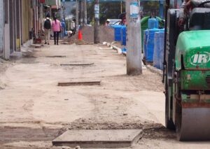 Cierre de vías en Ambato por cambio de veredas