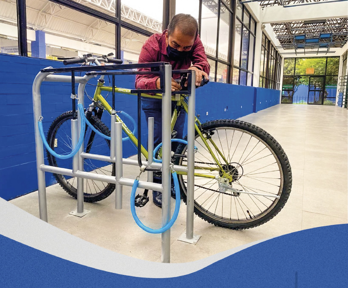 Las estaciones del Trolebús y Ecovía tienen espacios para dejar las bicicletas