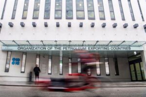 La OPEP y Rusia se reúnen para fijar el nivel de su oferta de petróleo