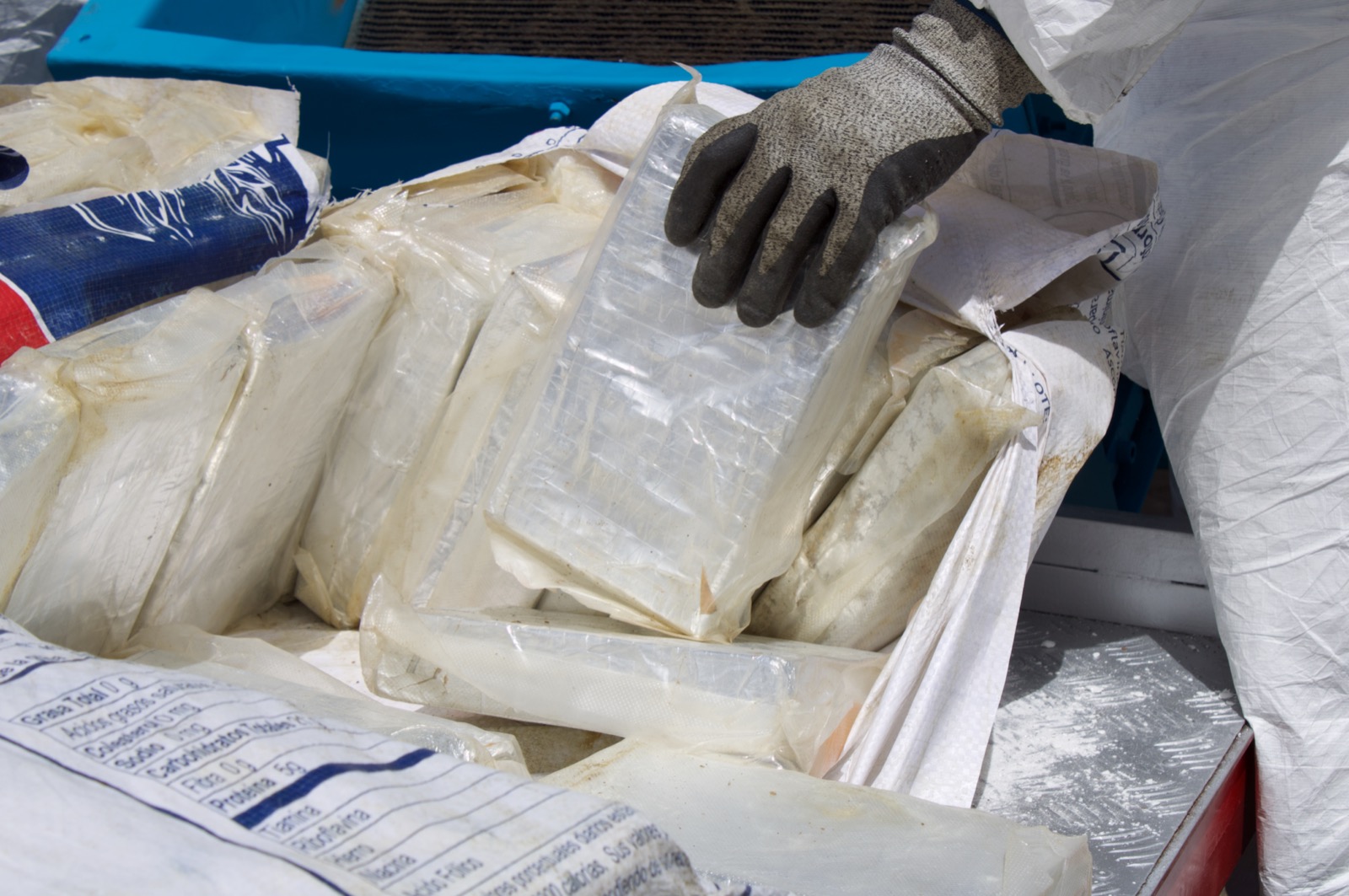 La cocaína incautada se mezcla con materiales como arena, ripio o vidrio, así se encapsula y queda inerte. 
