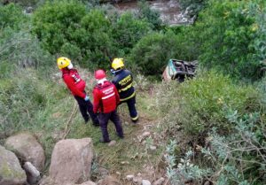 Varios heridos en la vía Ambato – Píllaro tras la caída de un bus al barranco