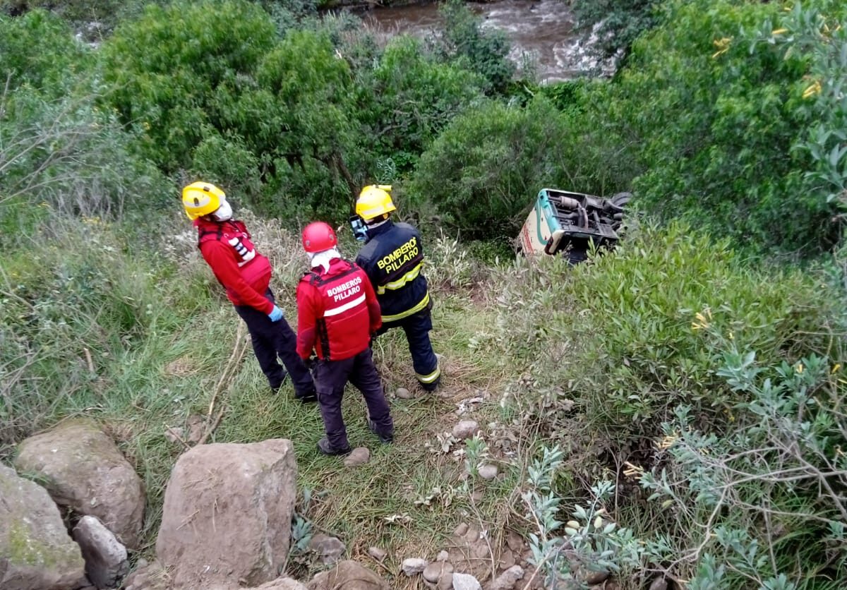El cuerpo de bomberos realizó el rescate de dos personas.