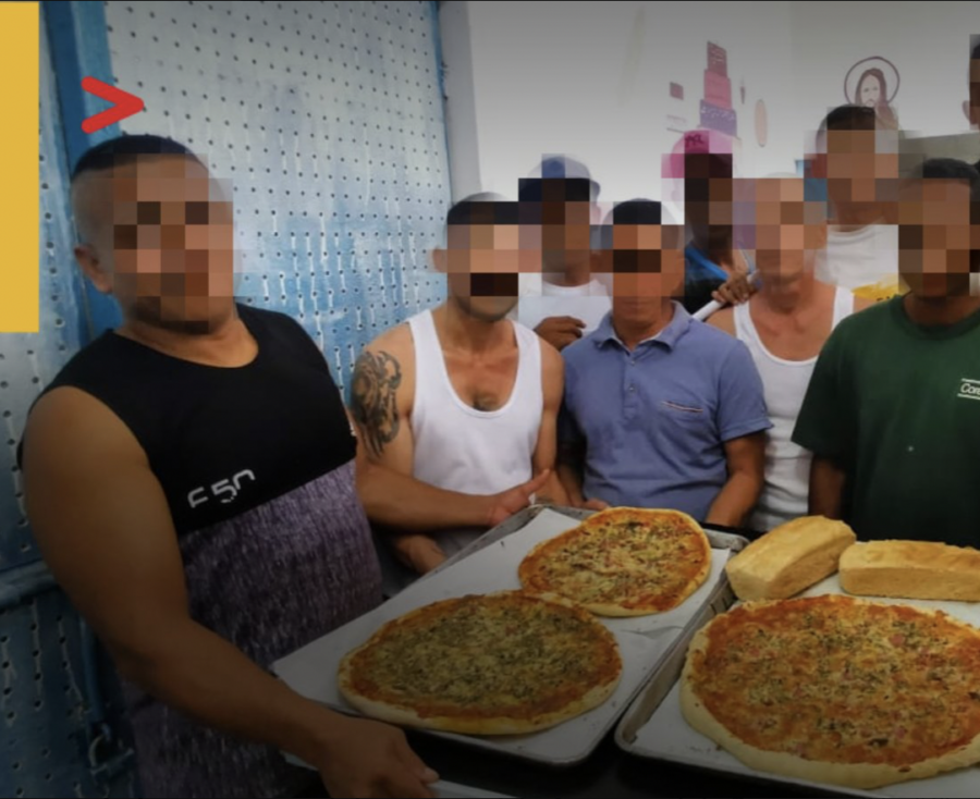 Presos de la cárcel de Manabí, durante un taller de panadería. 