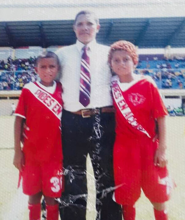 Davis Camacho (izq.) juntó a su padrino Franklin Chávez previo a un partido de fútbol. 