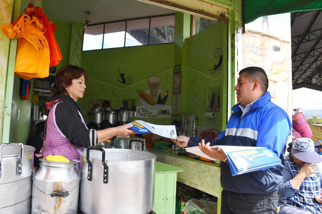 Personal de la Emapa visita diferentes mercados y negocios del cantón durante la campaña.