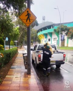 Emergencia en Loja, Municipio con volquetes y camionetas para la recolección de basura