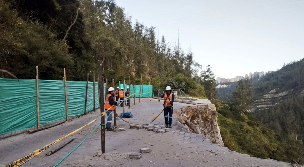 DERRUMBE. Se realizan estudios técnicos para tomar una decisión definitiva en la Av. De Los Conquistadores. Fuente foto: Municipio de Quito