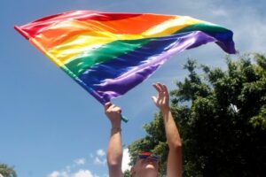 4 de cada 10 ecuatorianos apoya las leyes que prohíben la discriminación contra personas LGBTIQ+