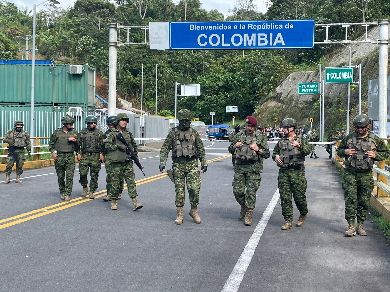 FRONTERA. Alexander Levoyer (con boina roja), comanda la Fuerza de Tarea de Conjunta en Esmeraldas desde junio de 2022.