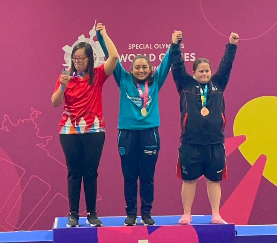 Doménica Romero (centro) alcanzó la medalla de oro.