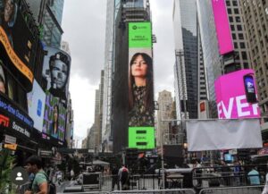 Artista ecuatoriana aparece en Times Square con Spotify 