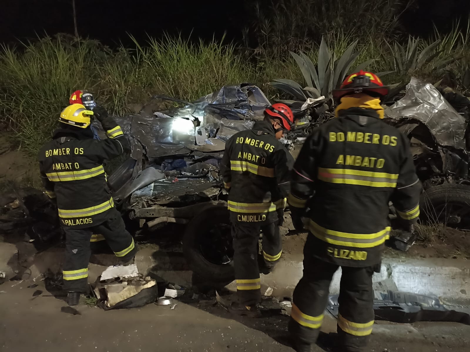 Los Bomberos de Ambato realizaron la tarea de extraer los restos de las víctimas del retorcido auto siniestrado.