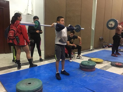La práctica deportiva en niños y jóvenes genera varios beneficios para la salud.