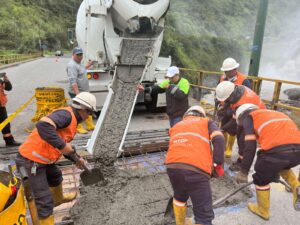 Cierre vial por trabajos de reparación en el puente de Agoyán en Baños