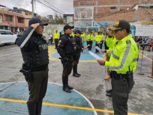 Policías reciben reconocimiento a su servicio al sur de Ambato