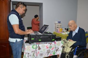 Registro Civil renovó la cédula de don Robertino, un adulto mayor de 102 años