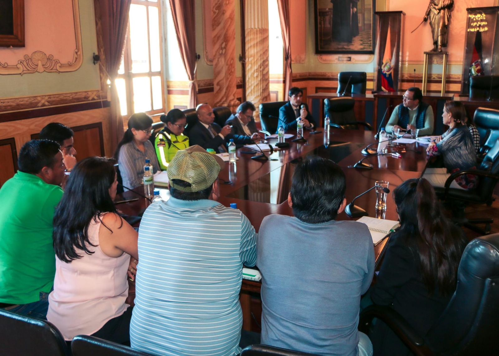 Reunión. En el encuentro entre dirigentes del transporte local, autoridades de Movidelnor y Otavalo, se lograron varios acuerdos.