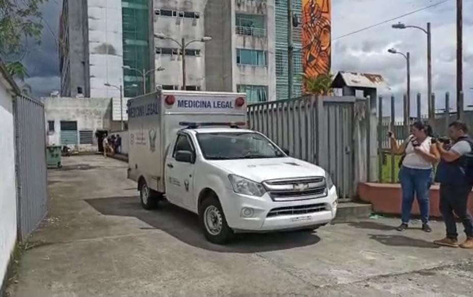 LEVANTAMIENTO. El cuerpo fue trasladado al Centro Forense de Santo Domingo.