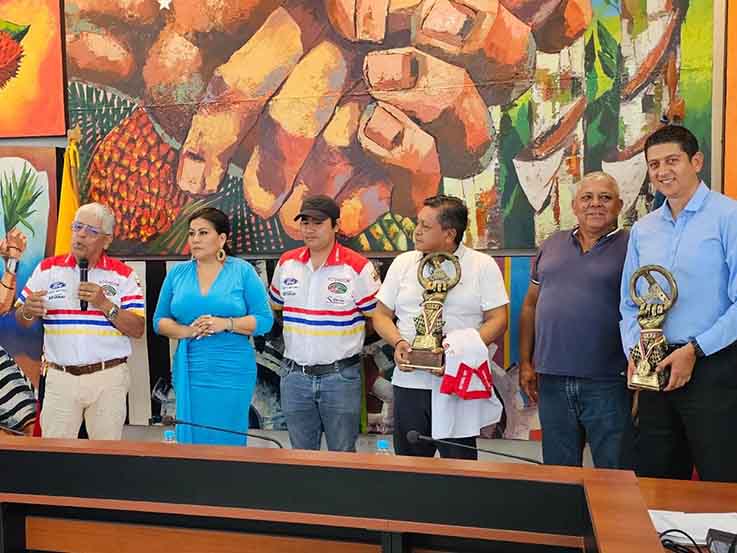 ACTIVIDAD. Representantes del Club Tigrillos entregaron reconocimientos en el concejo municipal.