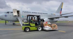 FAE activa puente aéreo para llevar ayuda humanitaria a Galápagos