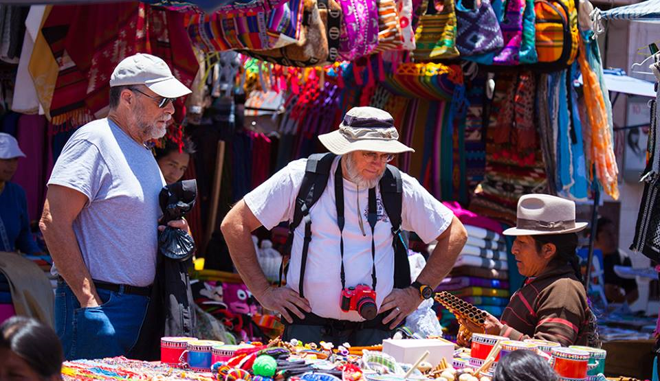 Sitio. Alrededor de mil comerciantes trabajan en la tradicional Plaza de Ponchos de Otavalo.