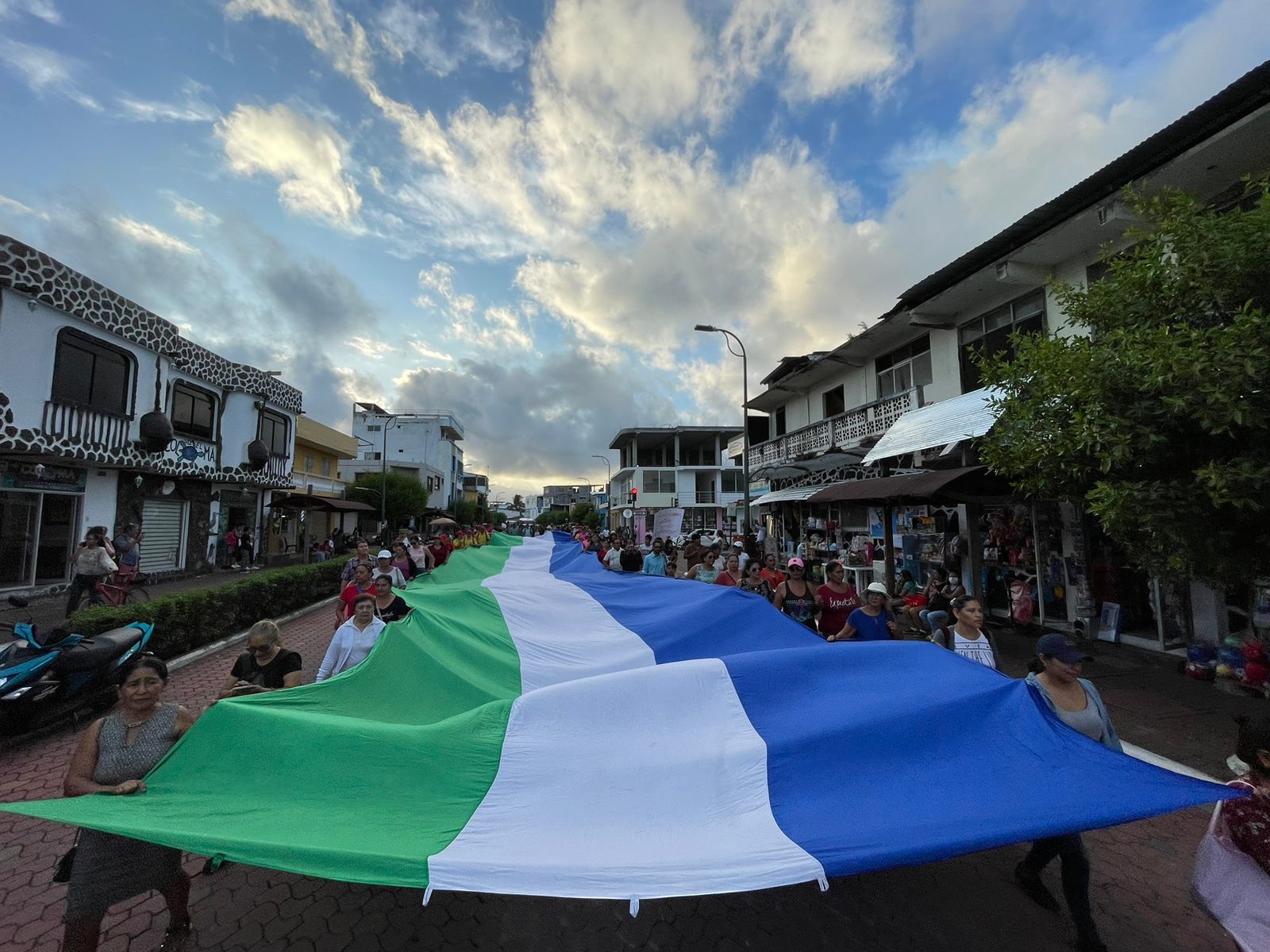 MANIFESTACIÓN. Plantón realizado por habitantes de Puerto Ayora, en Santa Cruz (Galápagos), el 2 de junio de 2023.