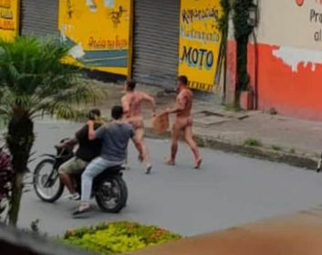 CASTIGO. Los dos individuos caminaron por varias calles sin ropa.