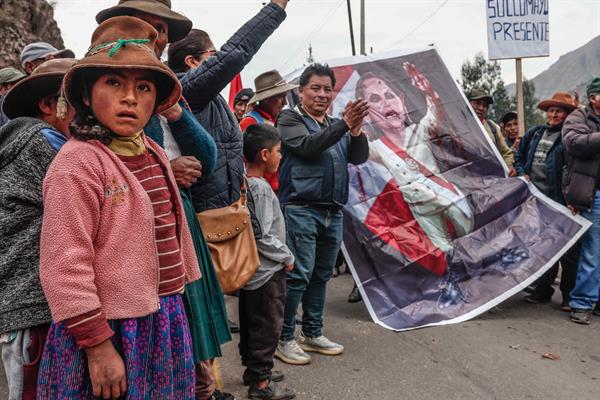 PROTESTAS. Pobladores del pueblo de Huaro bloquean , la carretera de Cusco-Puno, en Cusco (Perú).