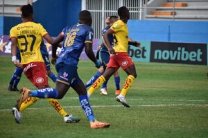 Expulsan al técnico del Aucas César Farías tras agredir a dos jugadores de Delfín