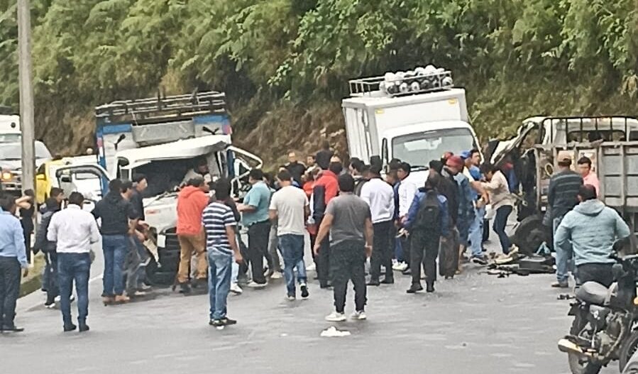 Tres personas heridas tras choque en la vía Mera-Puyo