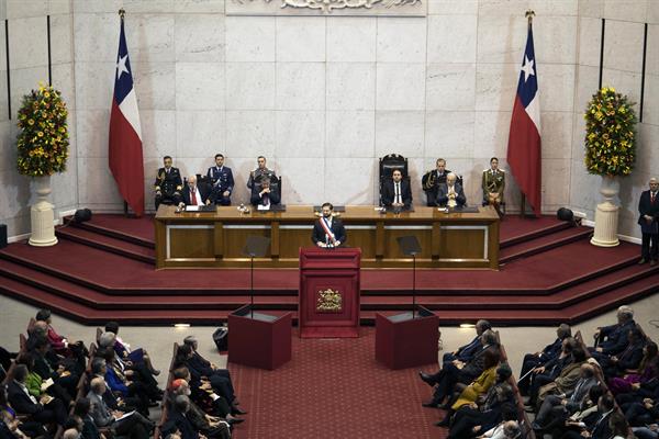 Mandatario. El presidente de Chile, Gabriel Boric (c), durante su segunda cuenta pública.