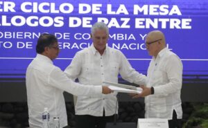 El Gobierno colombiano y el ELN preparan los protocolos sobre lo acordado en los diálogos