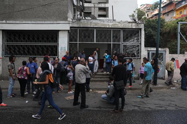 Registro. Un grupo de ciudadanos luego de enfrentarse a la Guardia Nacional en Caracas. EFE