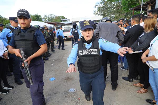 ANTECEDENTE. Un grupo de policías al vigilar el penal donde al menos 46 mujeres fallecieron.