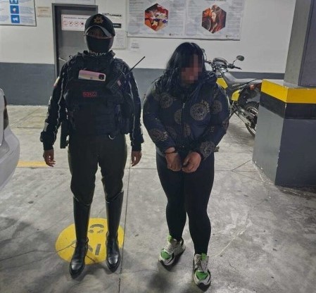 Mujer es encontrada con droga en el centro de Ambato