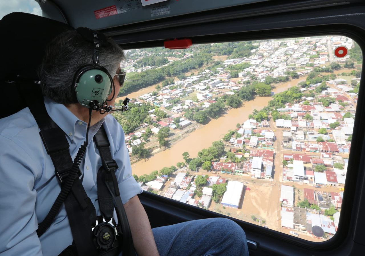 Cerca de 1.500 damnificados, ríos desbordados y las fuerzas militares activadas en Esmeraldas