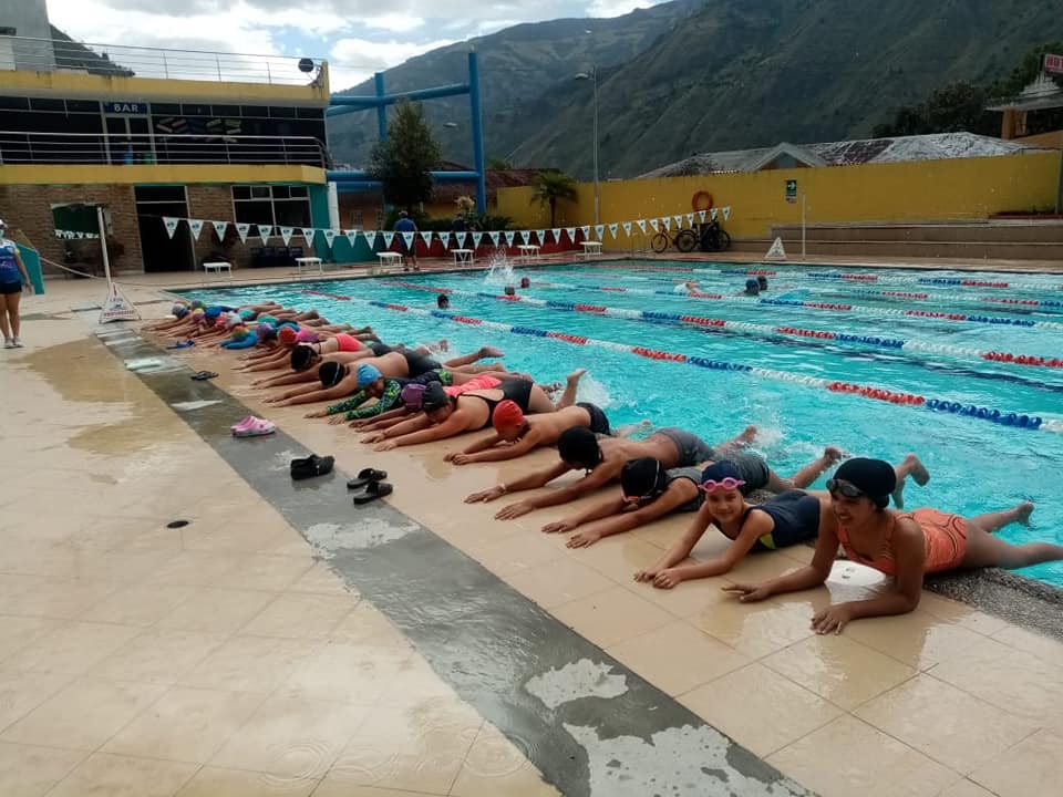 Practicar natación genera varios beneficios para la salud.