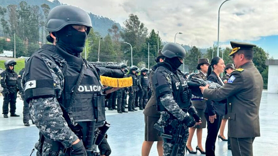 Acto. Los policías que trabajan en el Distrito Metropolitano de Quito recibieron un nuevo equipamiento. Foto: Captura de pantalla. Foto: Policía Nacional